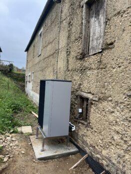 Pompe à chaleur : unité extérieure installée à Quettreville sur Sienne